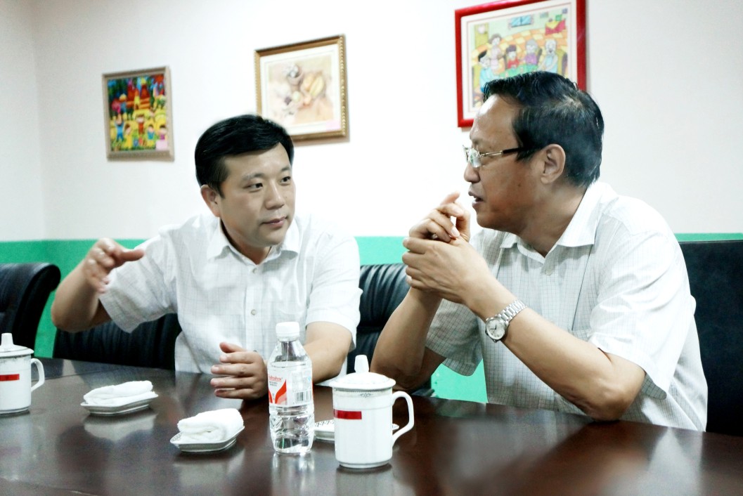 第十二届全国人大常委会副委员长张宝文与王鲁刚董事长亲切交谈.jpg