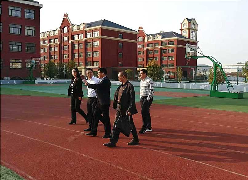 1572917133928261.jpg 刘杰副主任一行参观操场设施.jpg