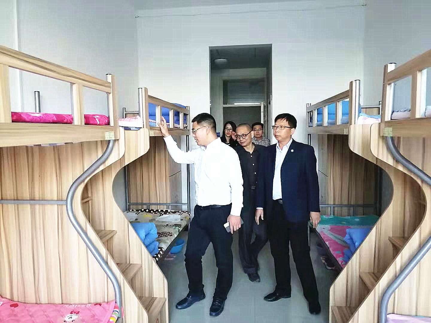 1572917150823983.jpg 刘杰副主任一行参观学生宿舍.jpg