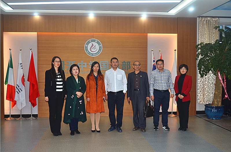 1572917235608744.jpg 刘杰副主任在国开中学国际部与随行人员亲切合影.jpg