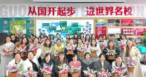 花香润心 巾帼同行——国开教育集团三八节插花艺术体验活动以花为媒，邂逅美好